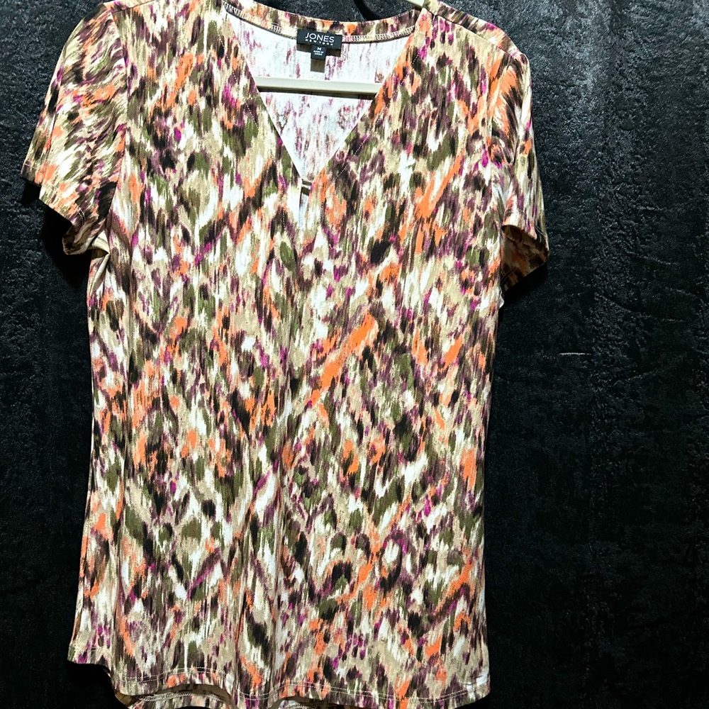 JONES NEW YORK- Women’s Top. Nice bright print W/vivid colors.* NEW NEVER WORN*